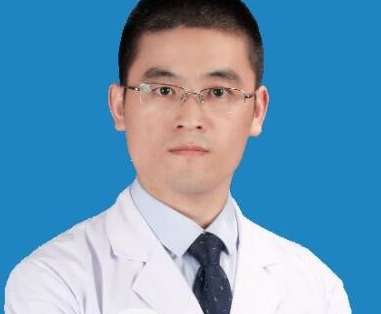 鄭州醫(yī)美隆胸醫(yī)生排名！劉清亮醫(yī)生在河南省人民醫(yī)院整形美容科，致力于胸部整形的技術研究