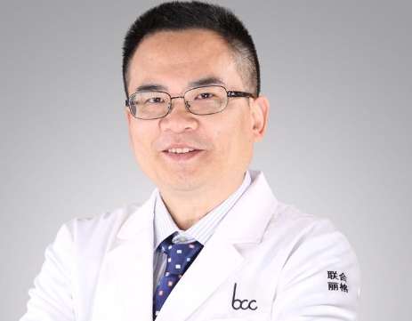 廣州隆鼻醫(yī)生歐陽春怎么樣？在隆鼻方面的研究頗深，能夠?qū)⑶把氐募夹g靈活運用到實際手術當中