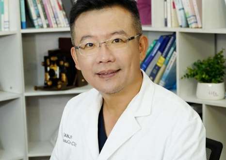 北京袁強(qiáng)博士拉皮怎么樣？拉皮方面有比較強(qiáng)的實(shí)力，掌握了嫻熟的技巧