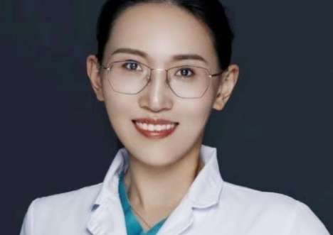 蔣萱面診雙眼皮醫(yī)生怎么樣？是國(guó)內(nèi)整形專家，并且還擔(dān)任著多個(gè)社會(huì)職位