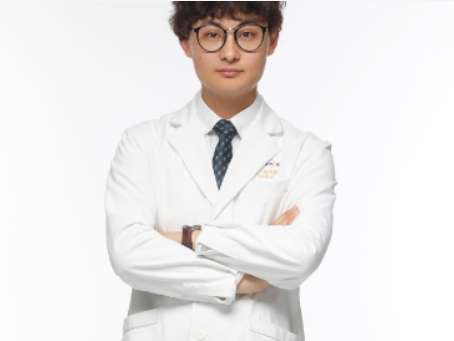 成都雙眼皮醫(yī)生司永杰怎么樣？在雙眼皮整形方面能力比較強(qiáng)，操作手法比較嫻熟