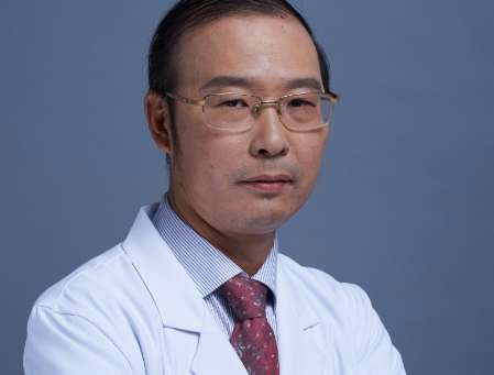 楊明勇做雙眼皮怎么樣？在眼部整形方面研究頗深，是一名主任醫(yī)師