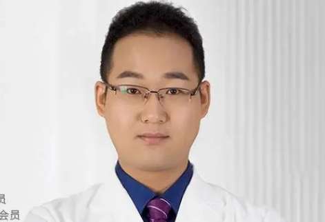 整形醫(yī)生李艷東怎么樣？在為求美者進(jìn)行相關(guān)整形的時候會和求美者進(jìn)行交談