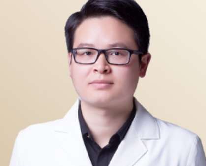 鐘穩(wěn)進(jìn)吸脂做的怎么樣！鐘穩(wěn)進(jìn)吸脂做的比較不錯(cuò)，有獨(dú)特的操作手法