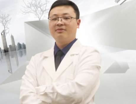 鄒功偉做雙眼皮怎么樣？擔任著上海玫瑰美容醫(yī)院的主任醫(yī)生，有多年的臨床經(jīng)驗