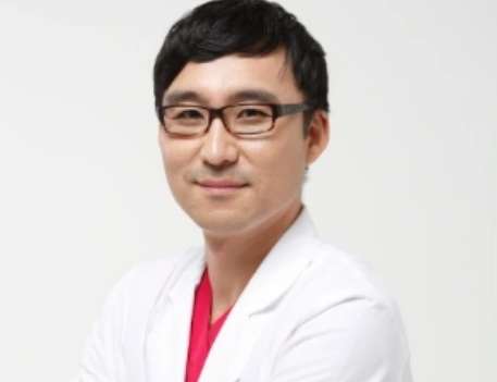沈陽隆胸醫(yī)生排名總結(jié)！楊慶峰醫(yī)生在一家整形機構(gòu)進行工作，作為一位從事20多年的整形專家