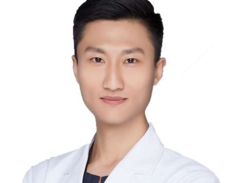 馮楠口腔醫(yī)生的信息！在口腔領(lǐng)域中掌握著扎實的理論基礎(chǔ)，畢業(yè)于佳木斯大學口腔醫(yī)學院