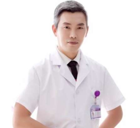 李英春脂肪隆胸怎么樣？是燒傷整形科的主任醫(yī)師，也是一名副教授