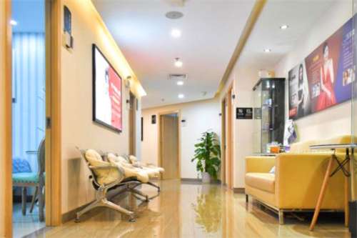 重慶軍美醫(yī)療美容醫(yī)院去眼袋手術(shù)收費(fèi)多少?章小平|武劍|胡金香醫(yī)生技術(shù)特點(diǎn)