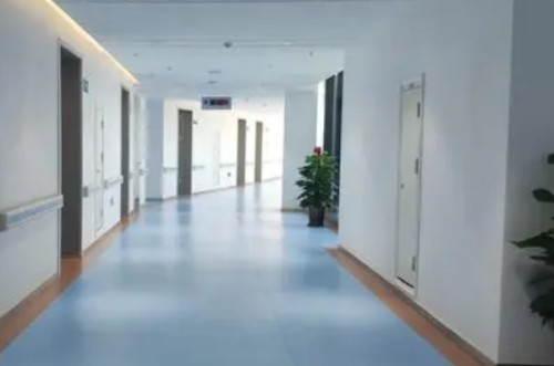 歲月的流失大多數(shù)女性朋友會呈現(xiàn)出皮膚失去光澤彈性下垂以及暗沉的現(xiàn)象，這時(shí)候還會有各種各樣的面部部位凹陷等多種問題，有些求美者選擇了美膚的方式