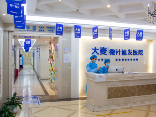 大麥微針植發(fā)跟雍禾植發(fā)哪個(gè)好點(diǎn)?兩大品牌機(jī)構(gòu)實(shí)力對(duì)比